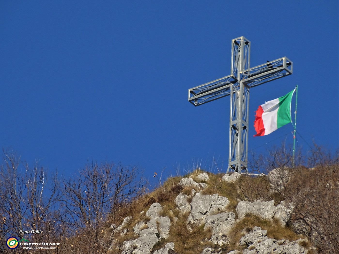 12 Zoom sulla croce di vetta Cornagera e la bandiera tricolore.JPG